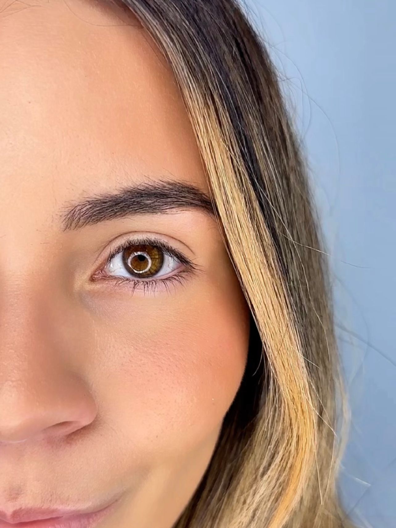 Ojos marrones antes del servicio de extensiones de pestañas