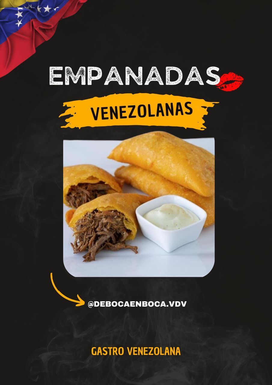Empanadas venezolanas, fritas y doradas, con un acompañamiento de salsa blanca, sobre fondo negro.