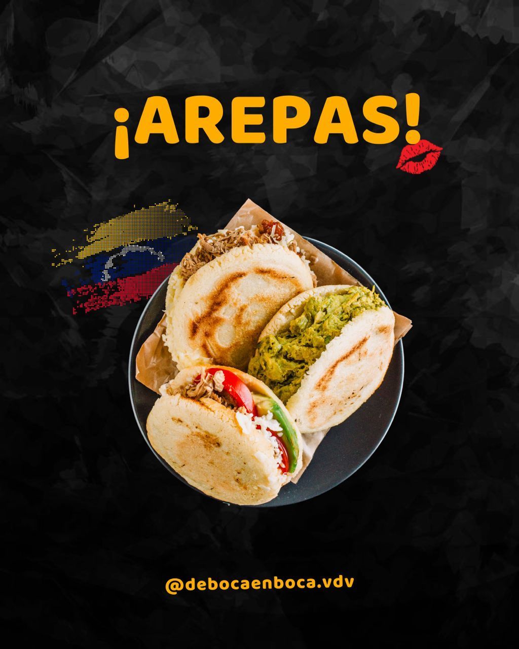 Arepas con diversos rellenos en un plato; una bandera venezolana, el texto