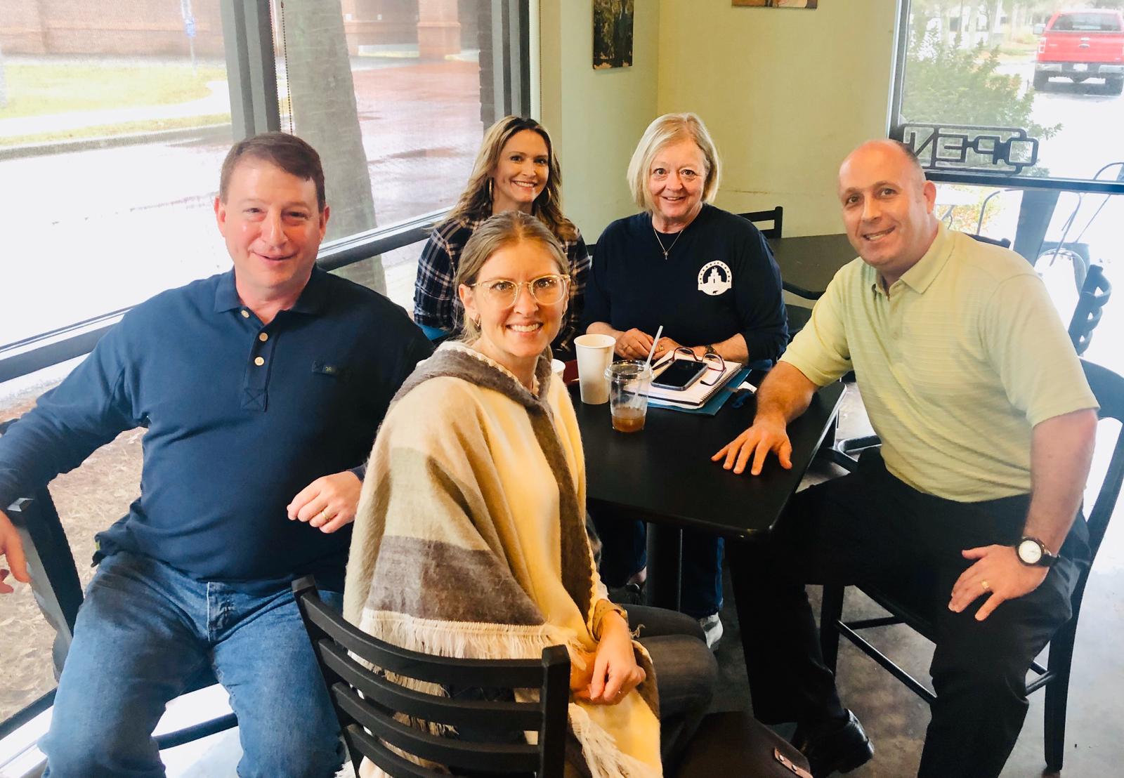 A group of people are sitting at a table in a restaurant.