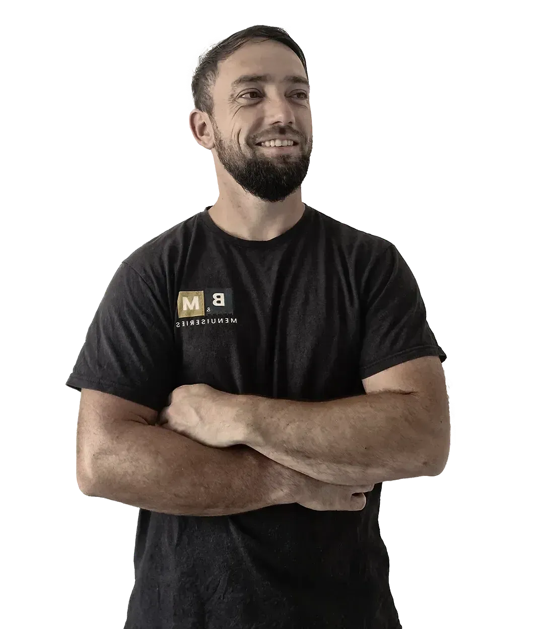 Un homme, les bras croisés, vêtu d'un t-shirt noir, sourit et regarde vers le ciel.