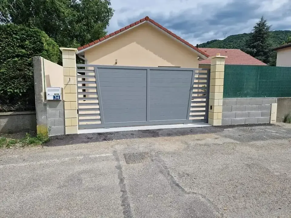 une maison avec une porte coulissante et une boîte aux lettres