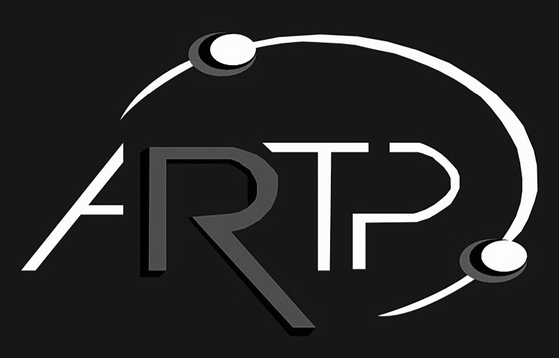 le logo artp est blanc sur fond noir .
