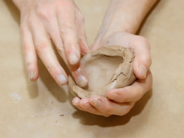 Kunsttherapie Hände bearbeiten Ton