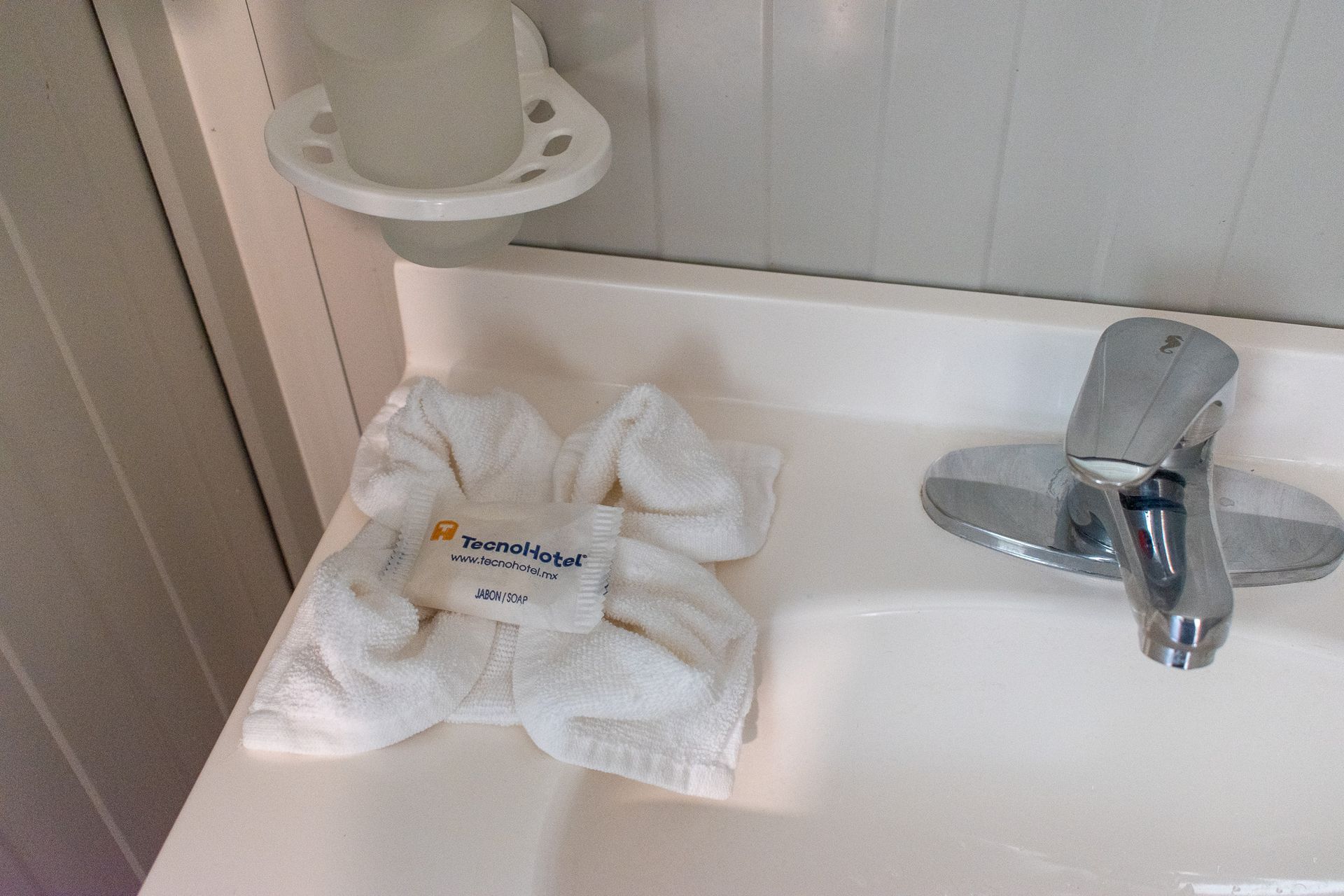 Un lavabo de baño con una toalla y jabón encima.