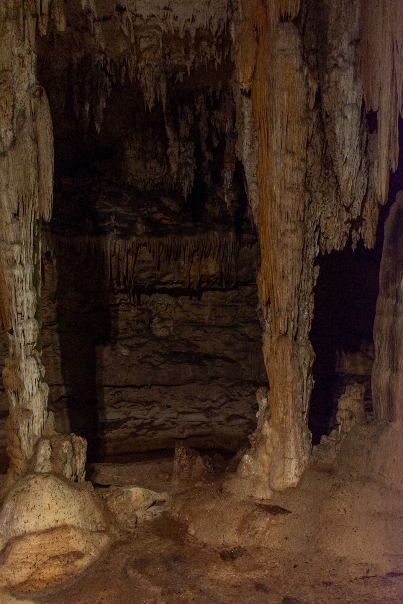 Un cenote con muchas rocas y algunos árboles en ella.