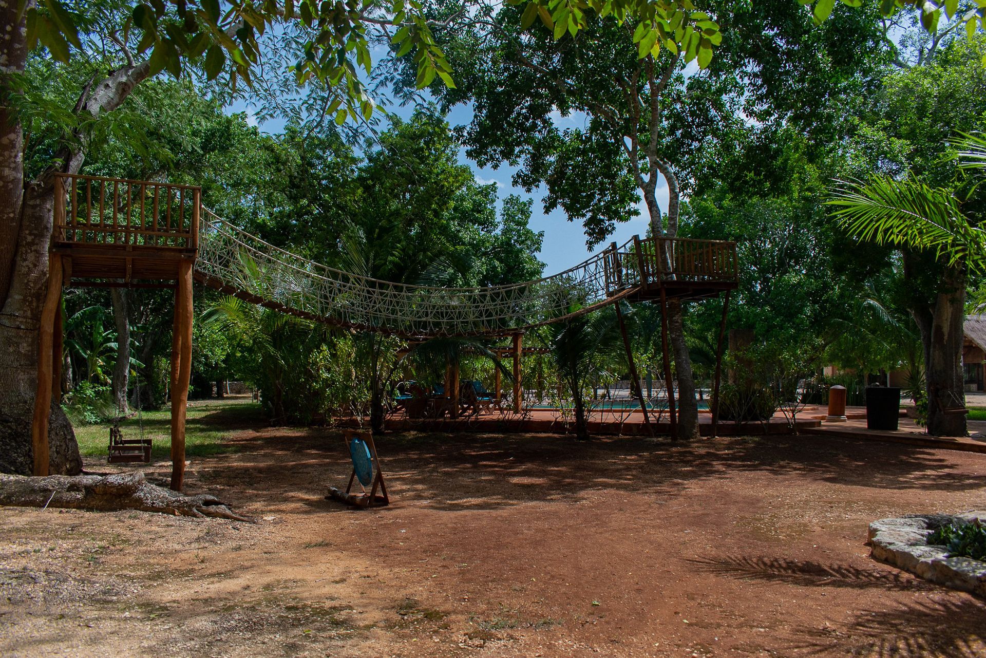 Una casa en el árbol en medio de un parque rodeado de árboles.