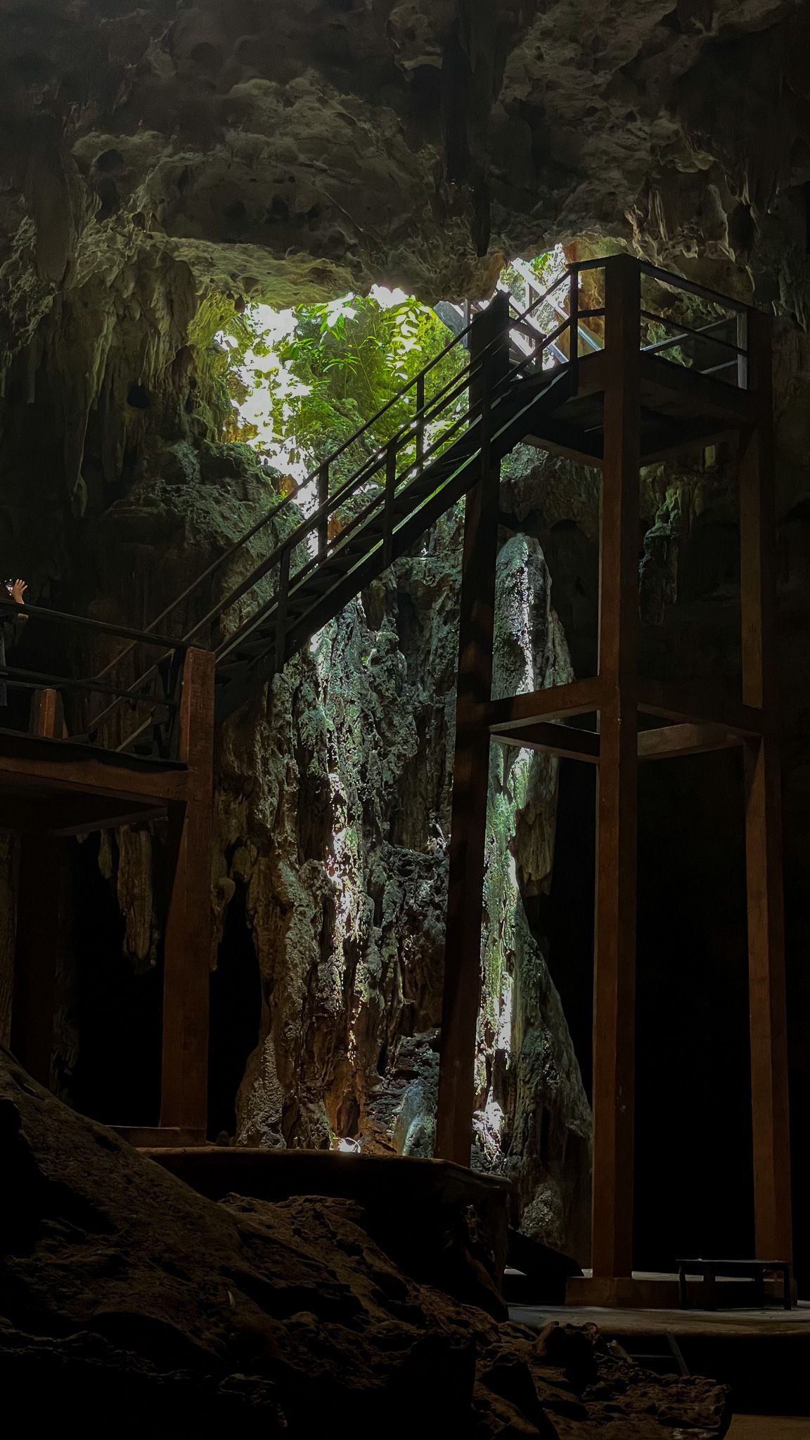 Hay una escalera que conduce a la entrada de un cenote