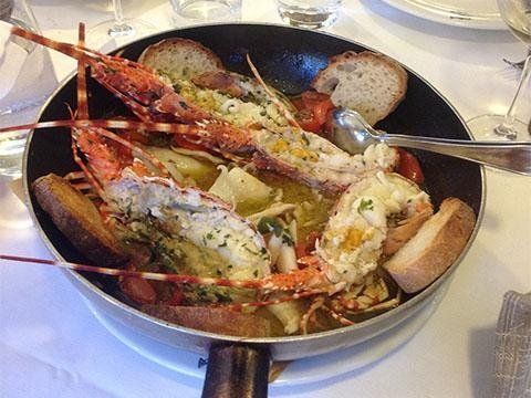 Preparazione di gamberetti in padella