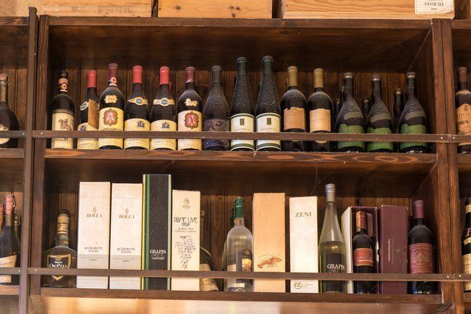 Esposizione di vini e alcolici in un locale