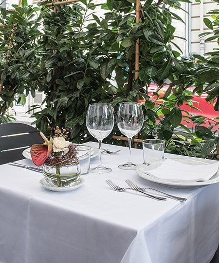 Tavolo apparecchiato all'aperto