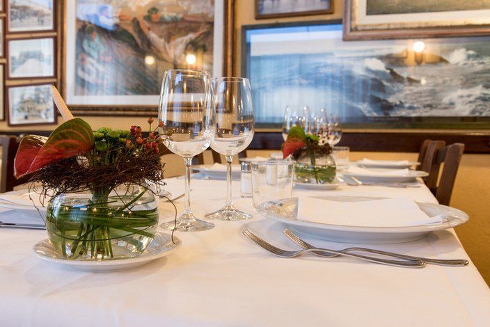 Posate e bicchieri da vino su un tavolo