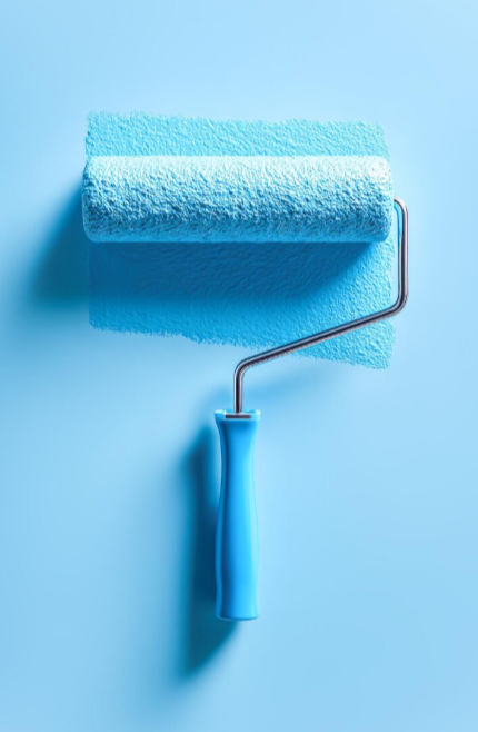 Rodillo de pintura azul pintando una pared azul claro.