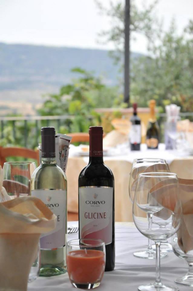 Bottiglie di vino su di un tavolo