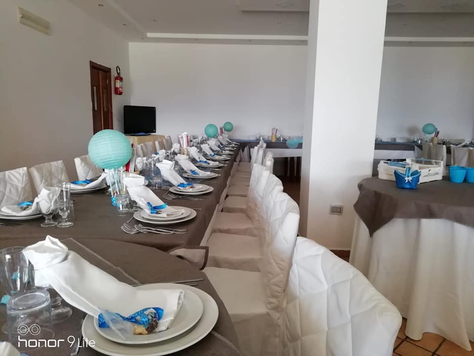 Salone di una pizzeria allestito a festa