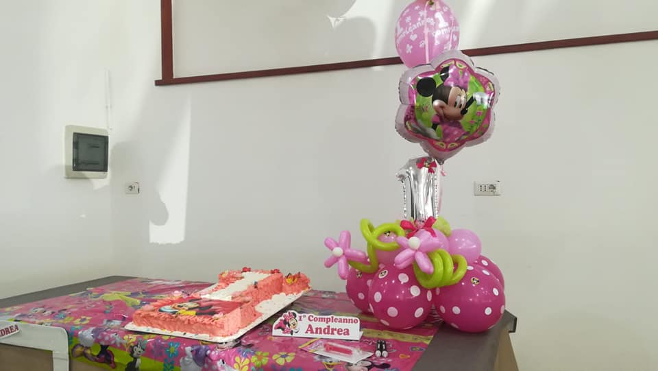 Decorazioni e torta per una festa di compleanno