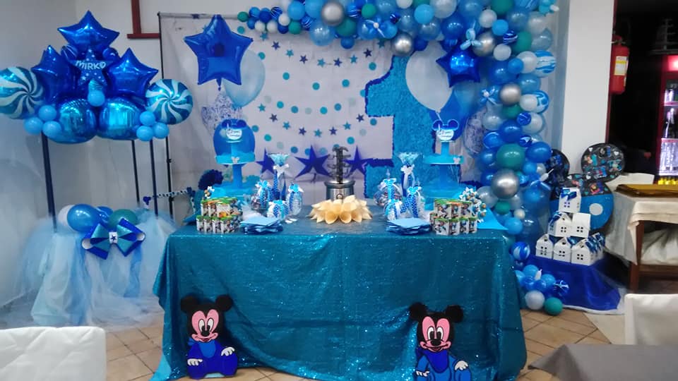 Sala di un ristorante addobbato con festoni