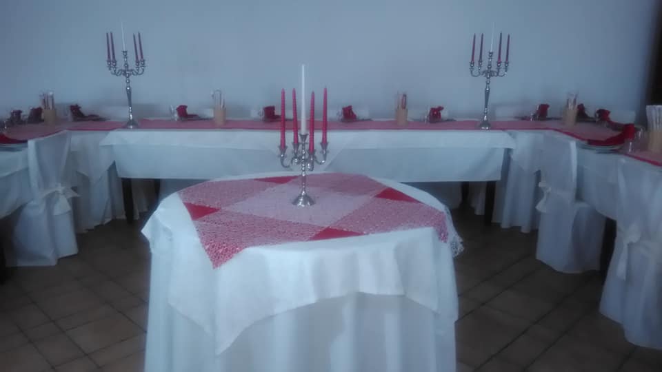 Sala di un ristorante allestita per un evento