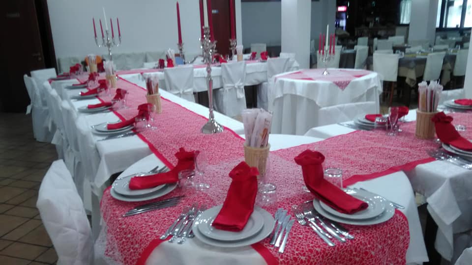 Ristorante addobbato per un matrimonio