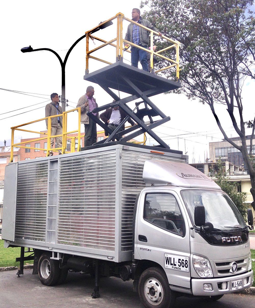 Carrocerías y Furgones Trucker S.A.S. - furgón con elevador