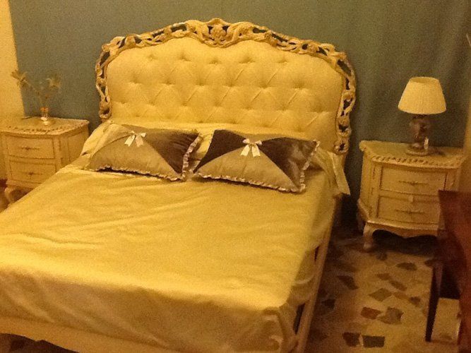 letto con testata capitonné