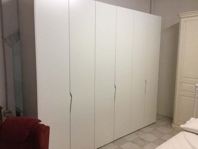 armadio a 6 ante con maniglie