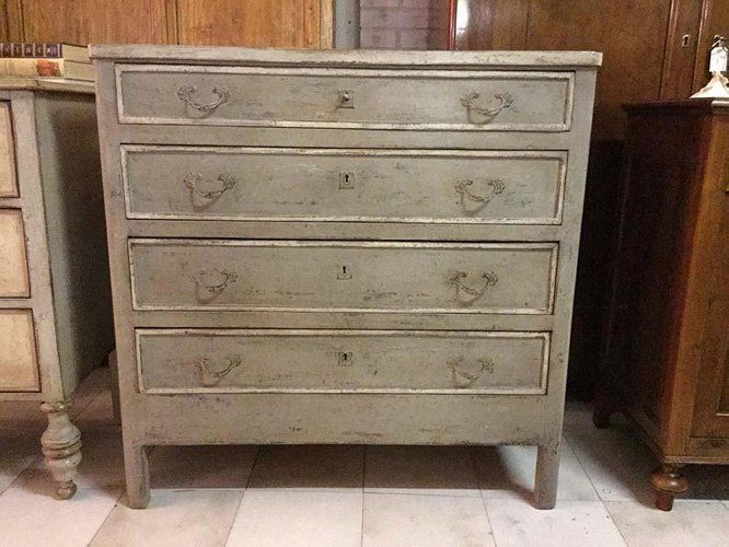 cassettiera in legno con maniglie