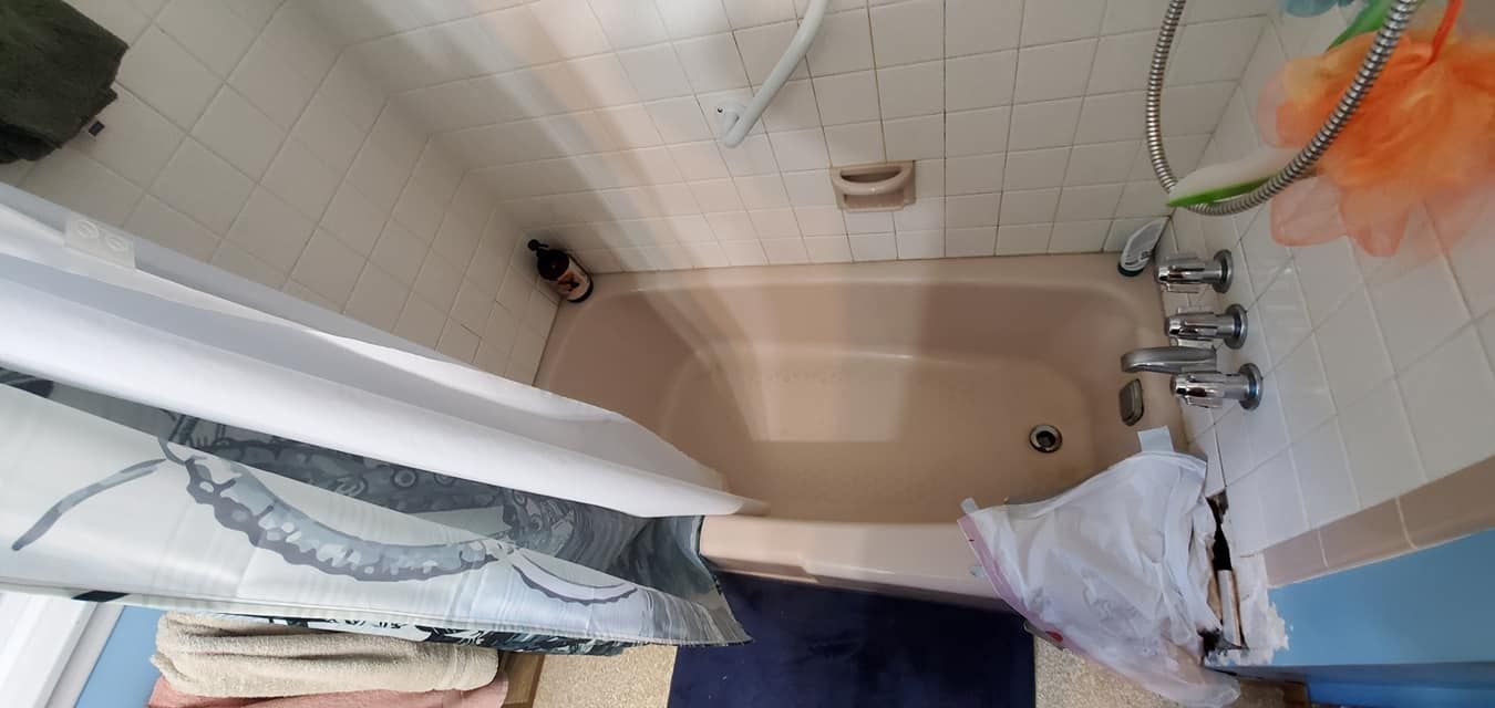 A bathroom with a bathtub and a shower curtain.