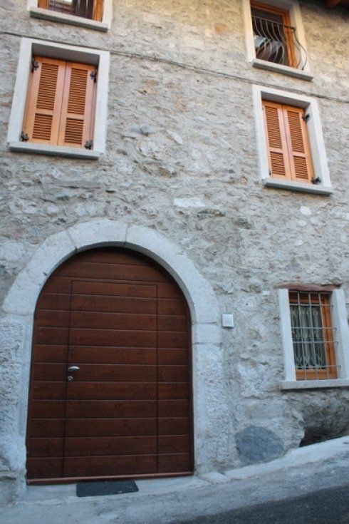 palazzo d'epoca con portone blindato