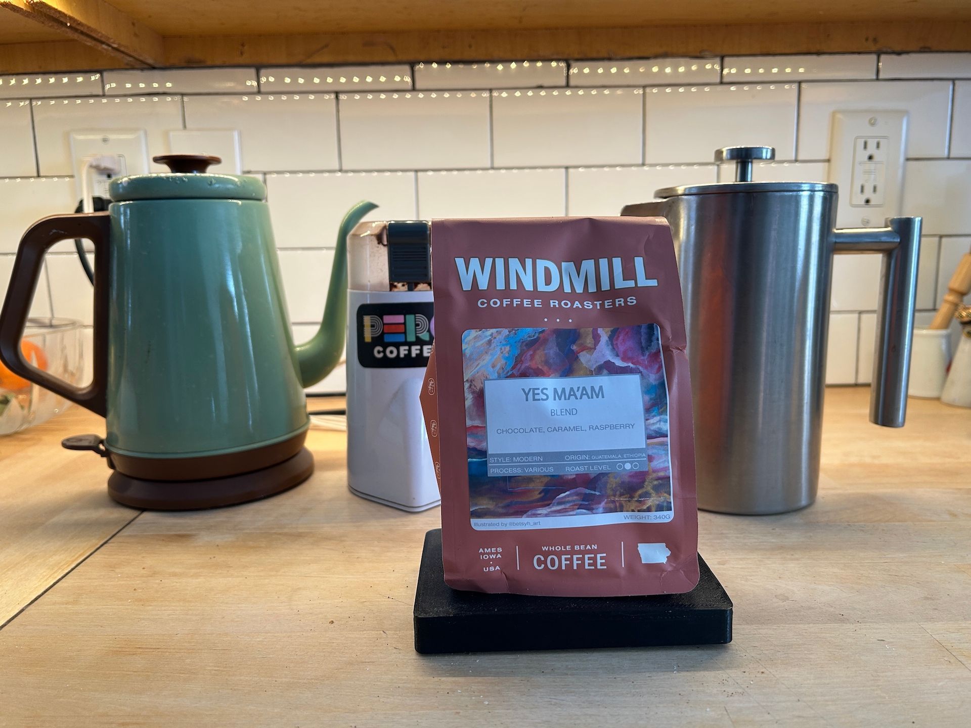 Bottomless smart coffee scale on kitchen counter