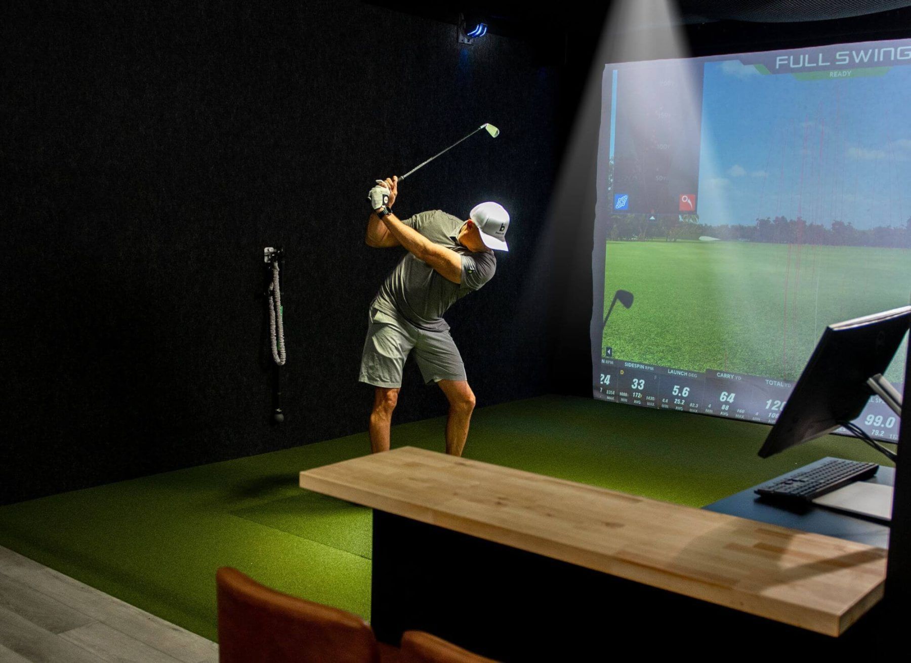 It’s a tech-driven indoor golf simulator experience powered by Full Swing.