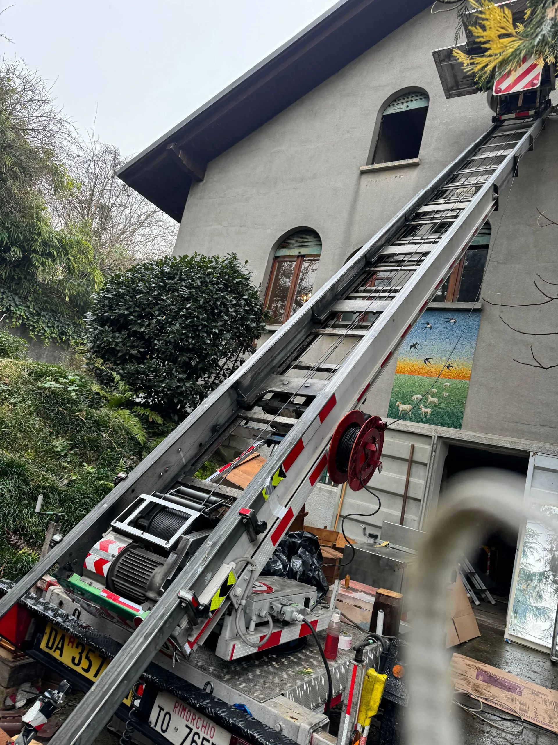 sgombero soffitta con scala montacarichi