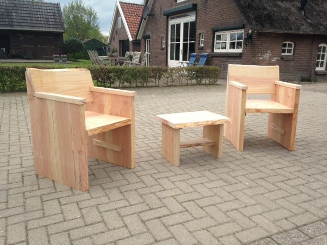 Set van 2 stoelen en een tafel