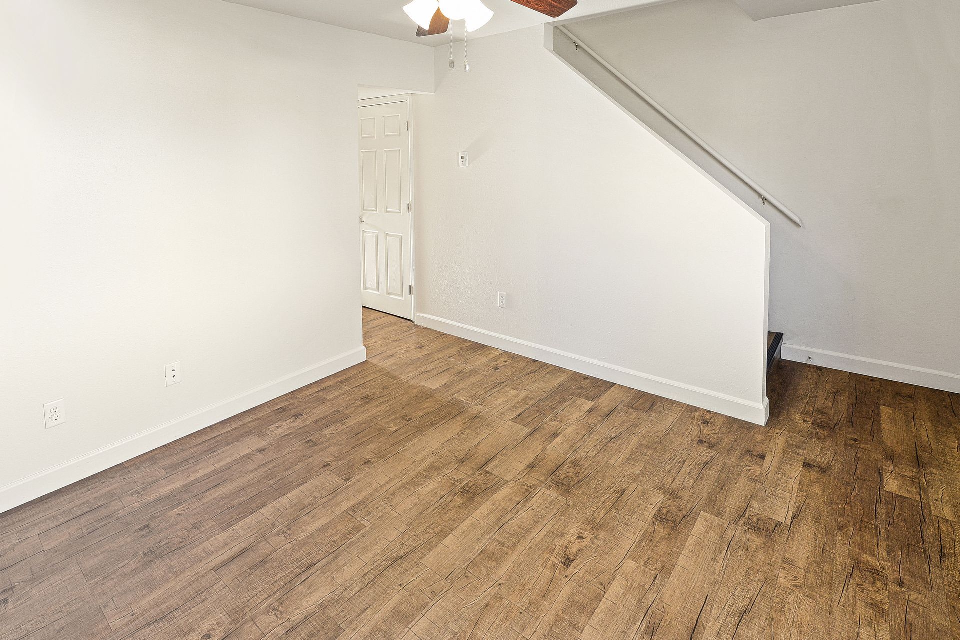 unfurnished living room