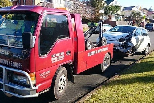 Professional providing car towing services