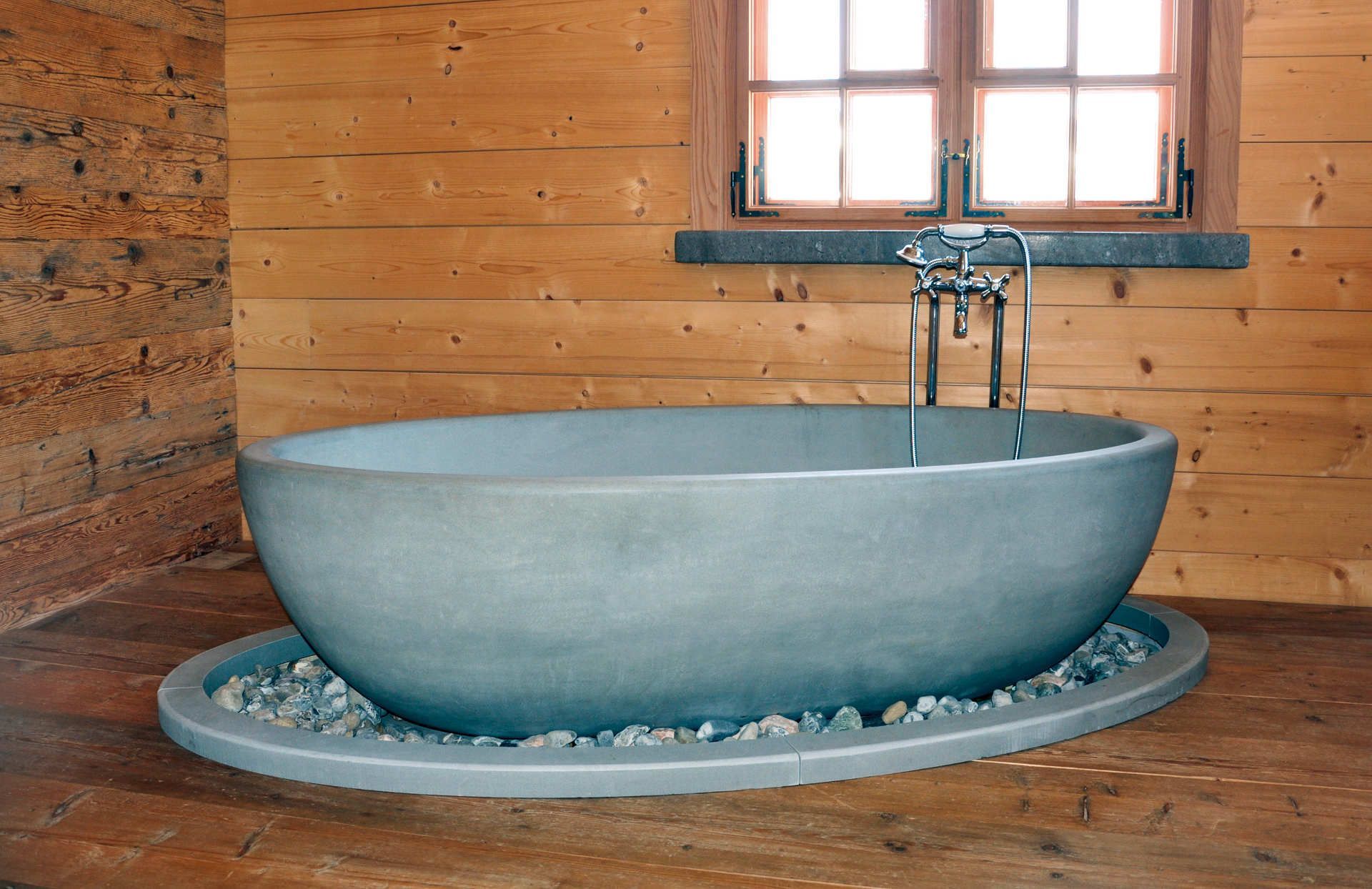 Eine Badewanne in einem Badezimmer mit einer Holzwand