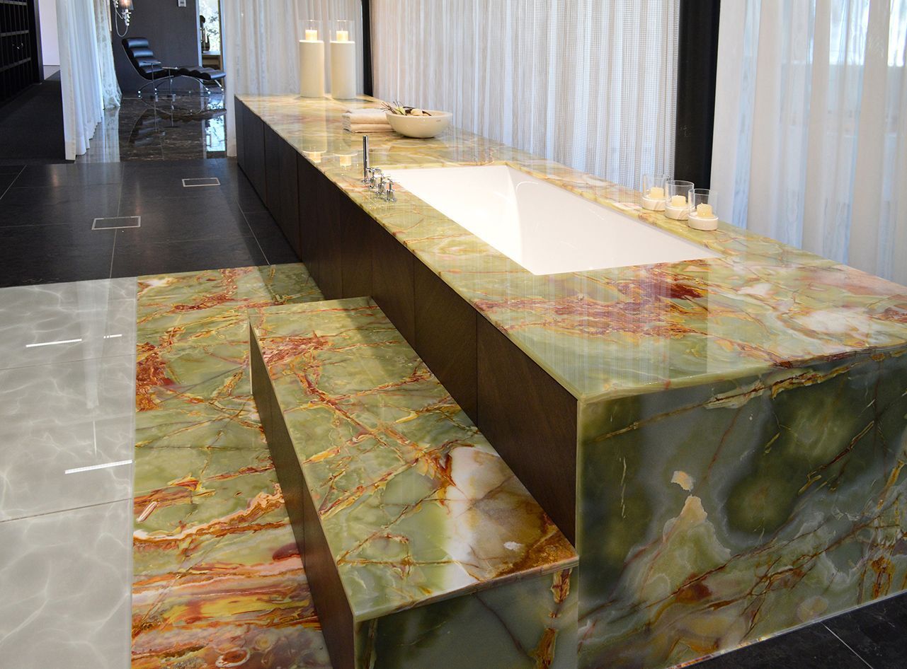 Ein Badezimmer mit einer grünen Marmorplatte und einem Waschbecken