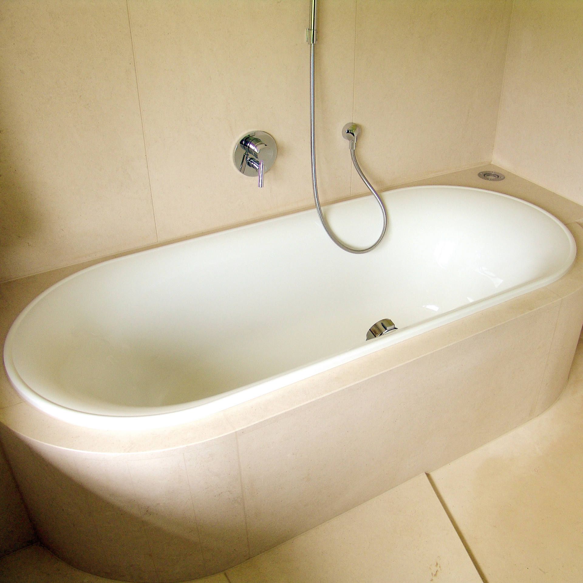 Eine Badewanne mit einem daran befestigten Duschkopf