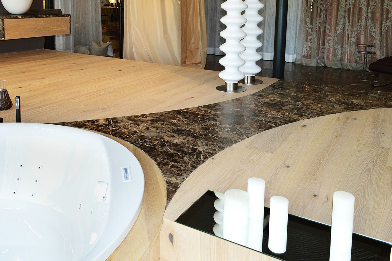 Ein Badezimmer mit Badewanne und Kerzen auf dem Boden