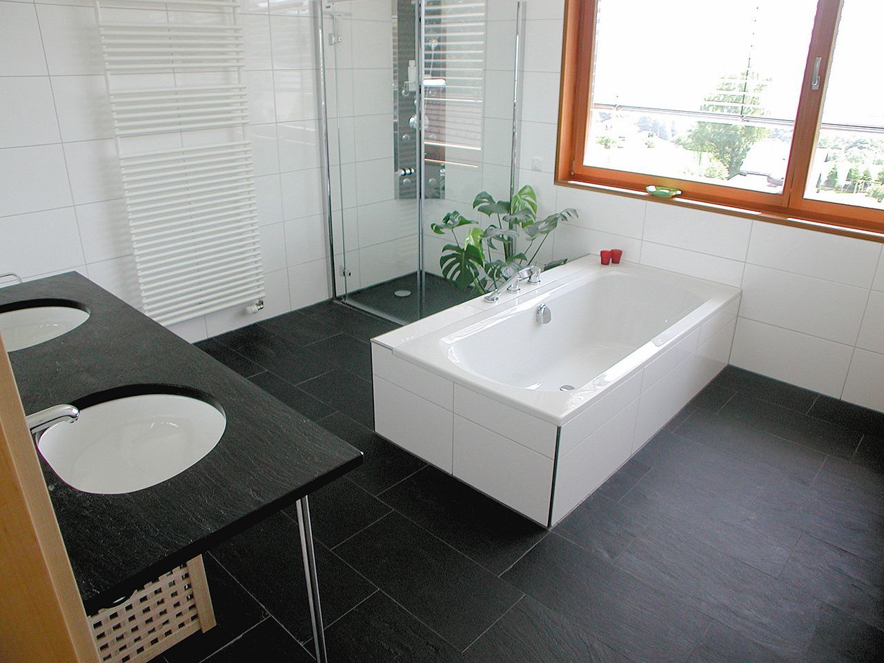 Ein Badezimmer mit zwei Waschbecken und einer Badewanne