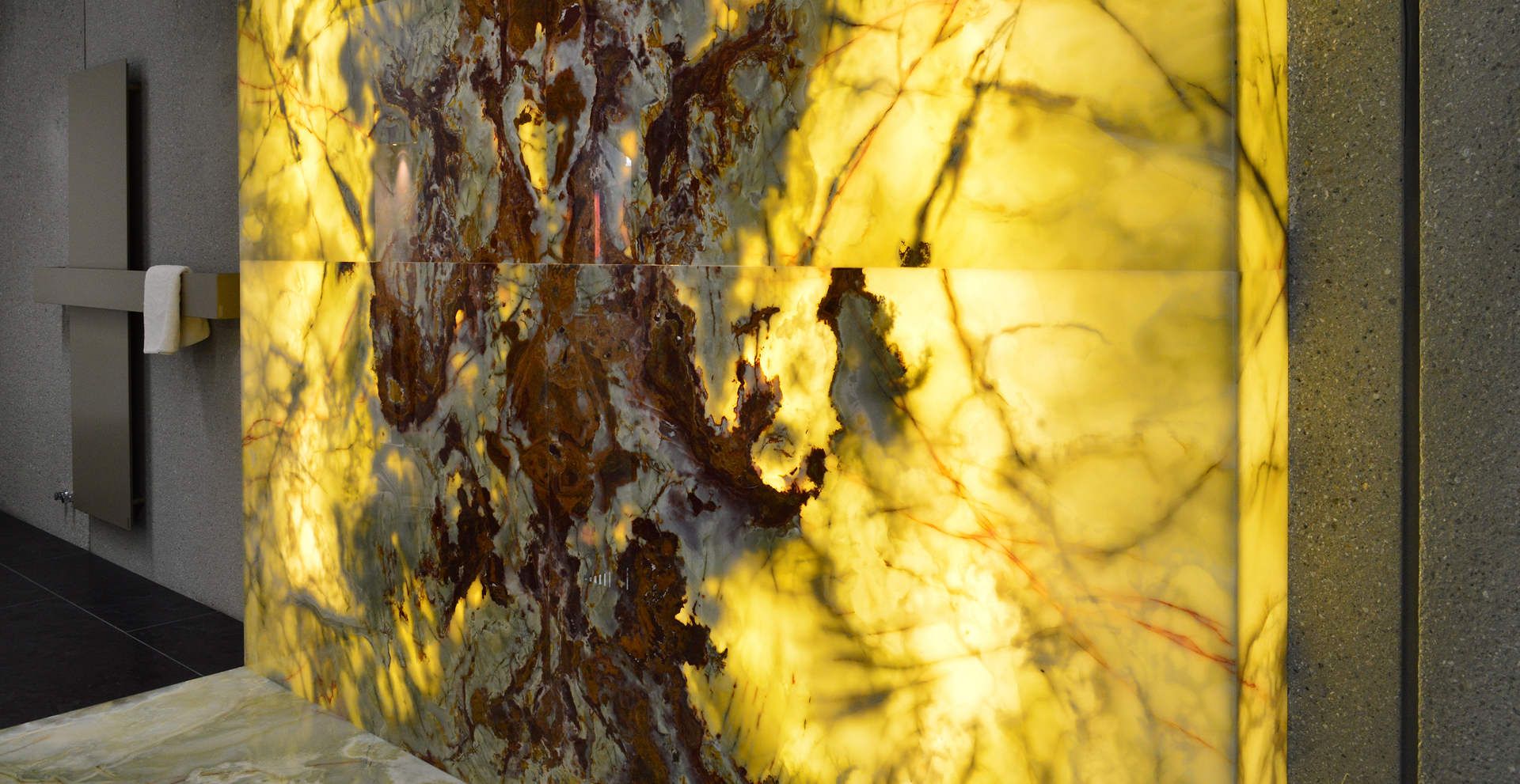 Eine Marmorwand mit einer Lampe in einem Raum.