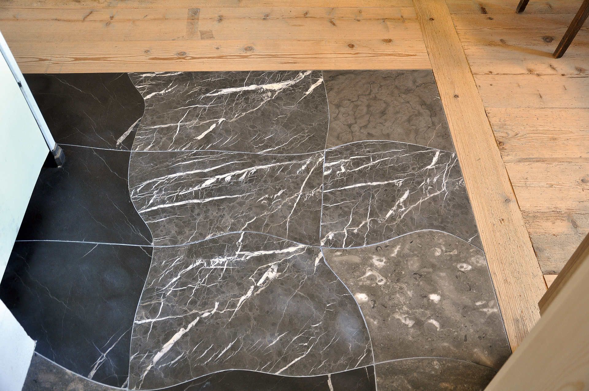 Ein Marmorboden mit einem Holzboden im Hintergrund