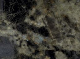 Eine Nahaufnahme einer Arbeitsplatte aus schwarzem Granit.