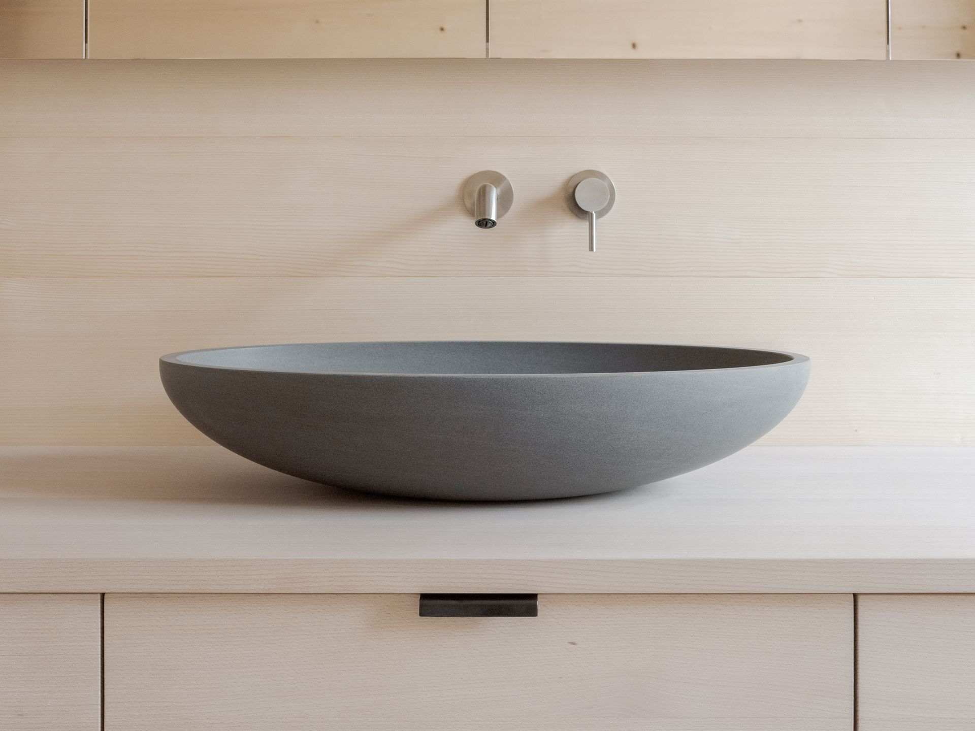 Ein Badezimmer mit zwei Waschbecken und einem Spiegel.