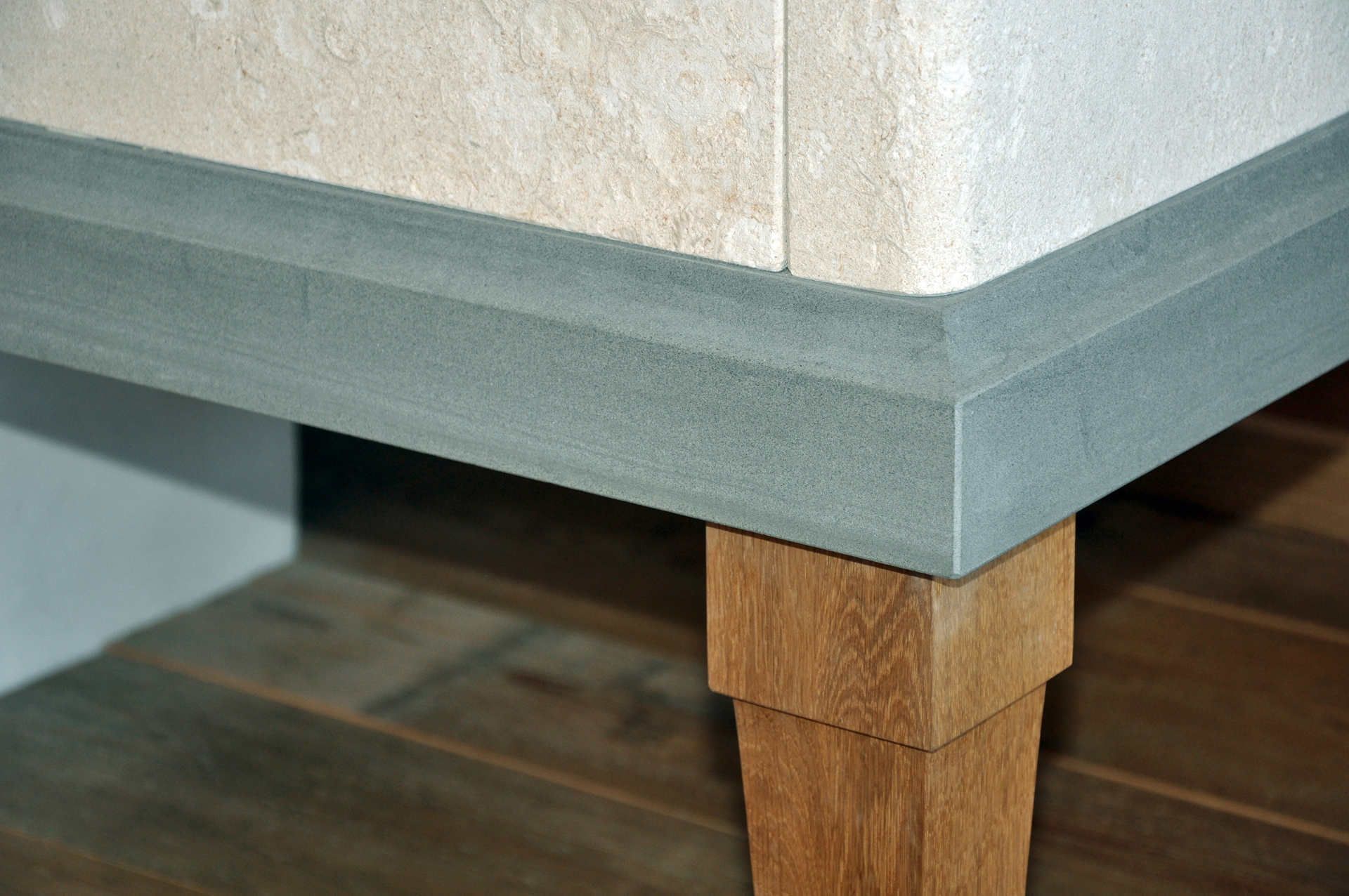 Eine Nahaufnahme der Beine eines Sofas auf einem Holzboden.