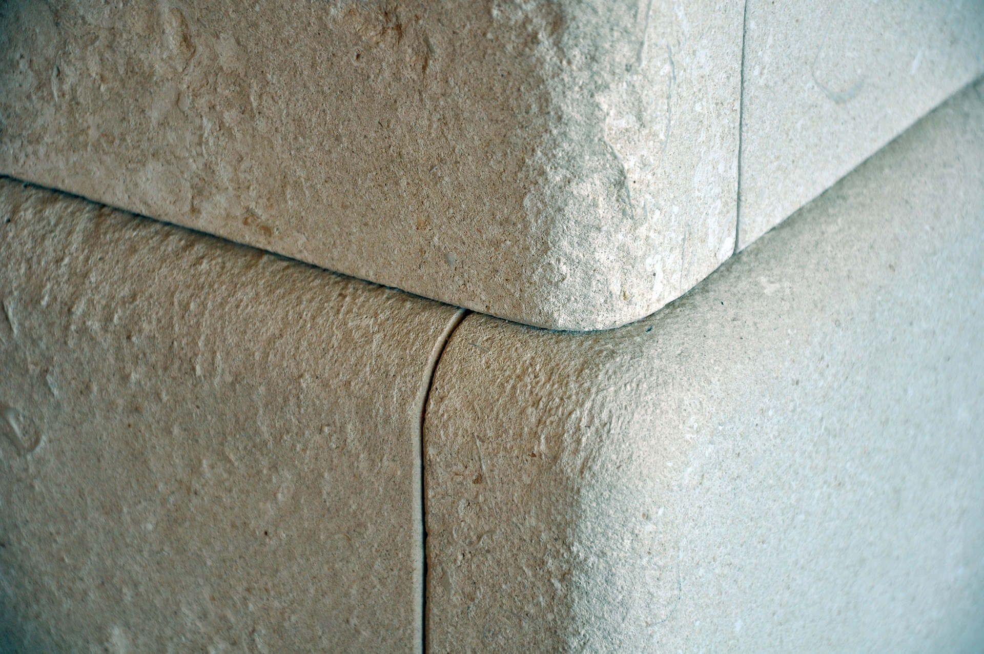 Eine Nahaufnahme einer Steinmauer mit einer Ecke.