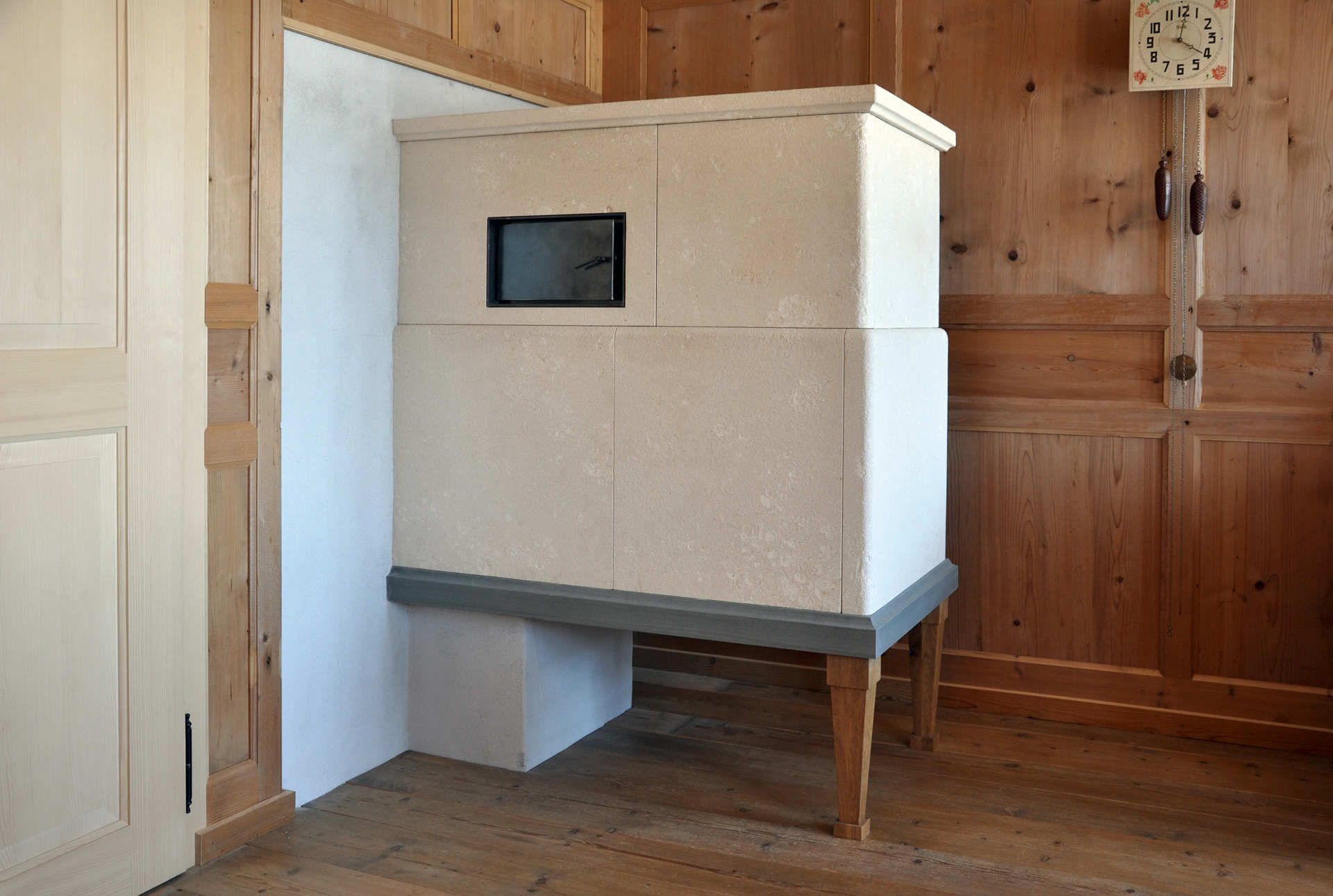 Ein Raum mit Holzwänden und einer Uhr an der Wand