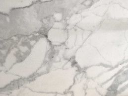 Eine Nahaufnahme einer Arbeitsplatte aus weißem Marmor.