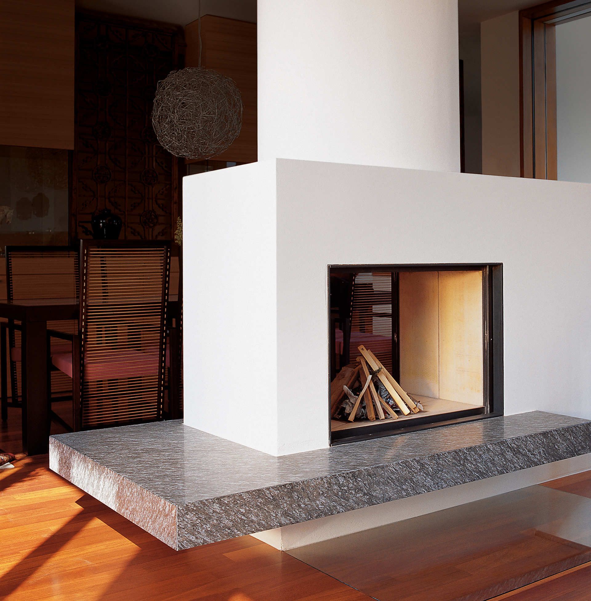 Ein Kamin in einem Raum mit einer Marmorarbeitsplatte