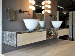 Ein Badezimmer mit zwei Waschbecken und einem Spiegel.